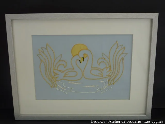 Broderie encadrée "Les cygnes"