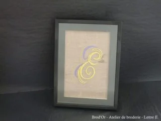 Broderie d'initiale encadrée (lettre au choix)