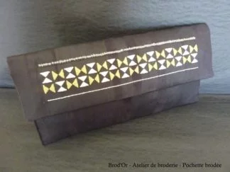 Pochette brodée (triangles)
