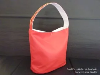 Sac à main avec anse brodée en or