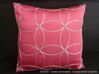 Coussin rose brodé de perles