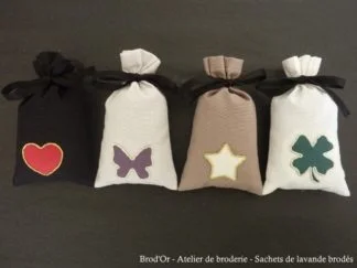 Sachets de lavande brodés