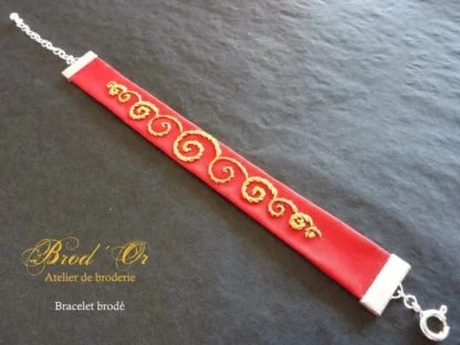 Bracelet brodé "Les spirales" coloris rouge