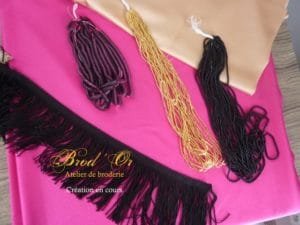 Justaucorps de twirling brodé fuchsia en cours de création