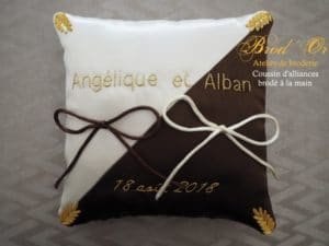 Coussin d'alliances brodé à la main - Angélique et Alban (1)
