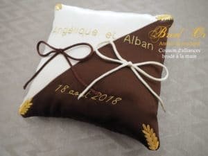 Coussin d'alliances brodé à la main - Angélique et Alban (2)